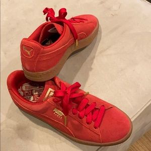 Women’s Pumas Suede Red